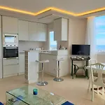 Apartment Fantastic In Front Of The Sea & Marina